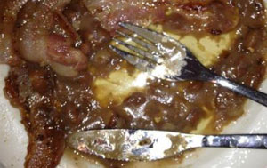 Bacon in oil (Image via Cook Suck)
